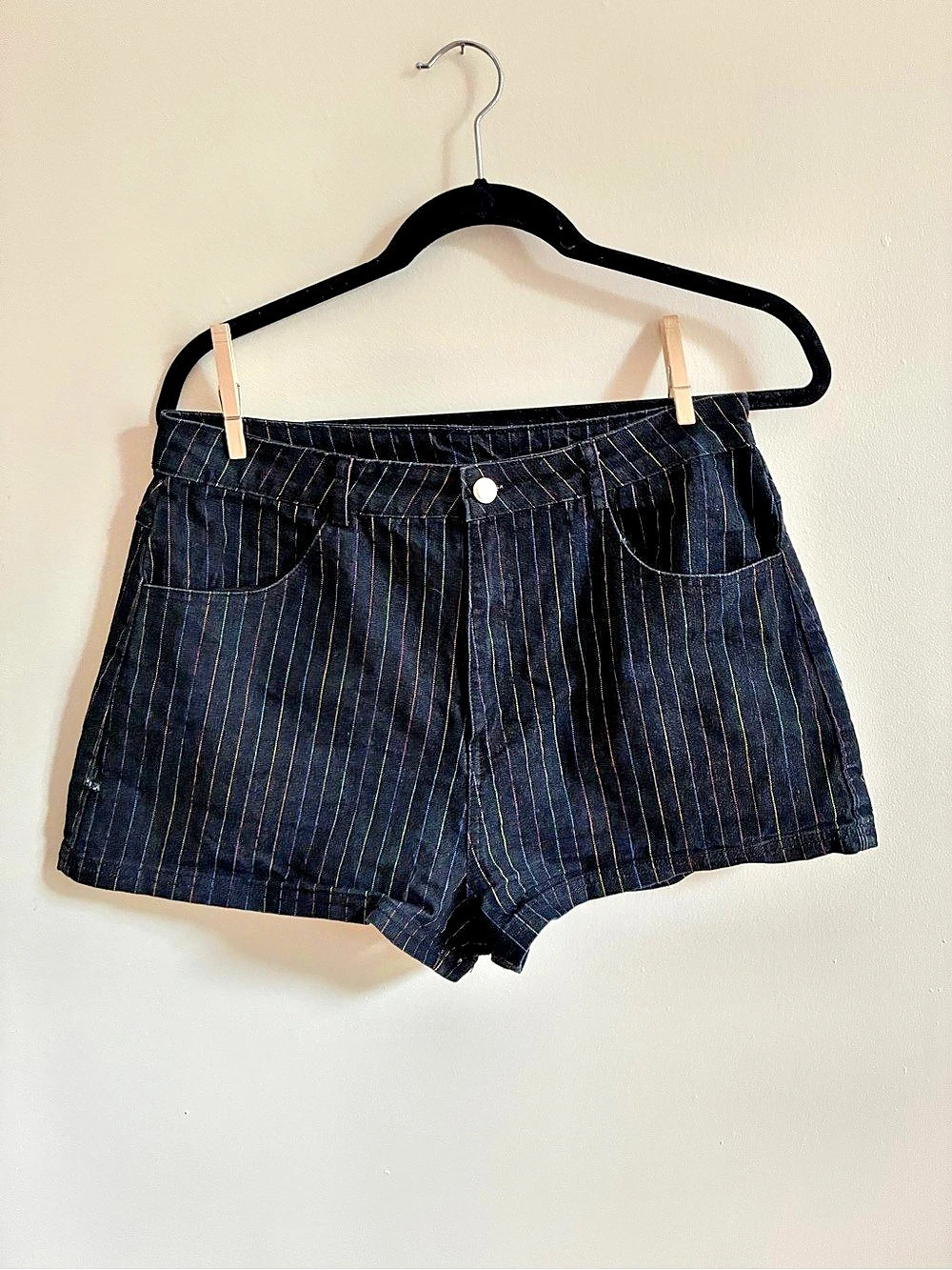 Le Lis Striped Shorts in Black Size Large